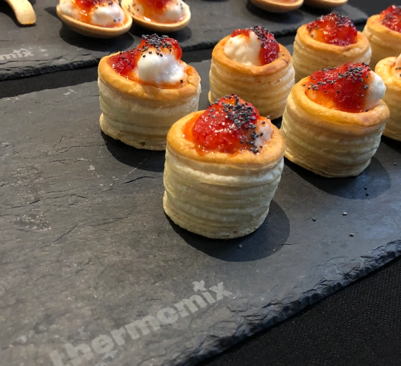 MILHOJAS DE BRANDADA DE BACALAO Y MERMELADA DE PIQUILLOS