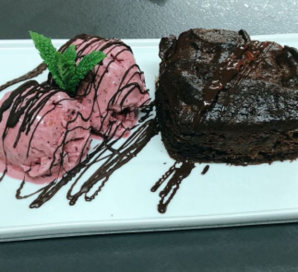 Brownie con helado de queso cremoso y frutos rojos (Receta KETO)