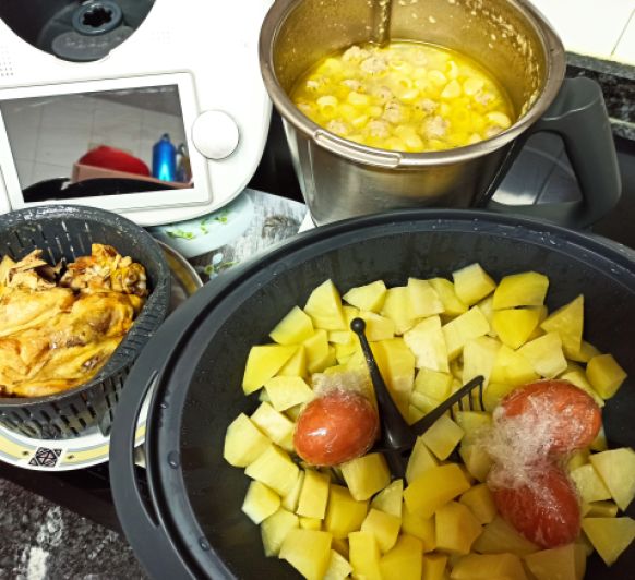 Doble menú: Sopa de pollo y ensalada de patata, huevos y langostinos
